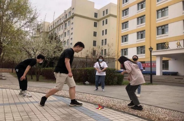 年轻的男人在街道边玩滑板描述已自动生成