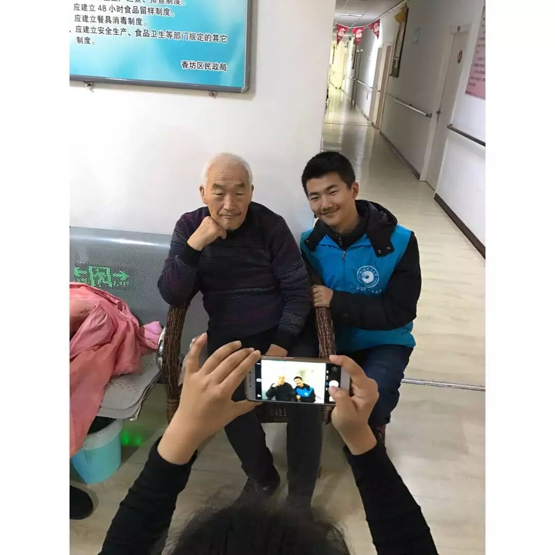 志愿者与老人合影 志愿者与老人合影