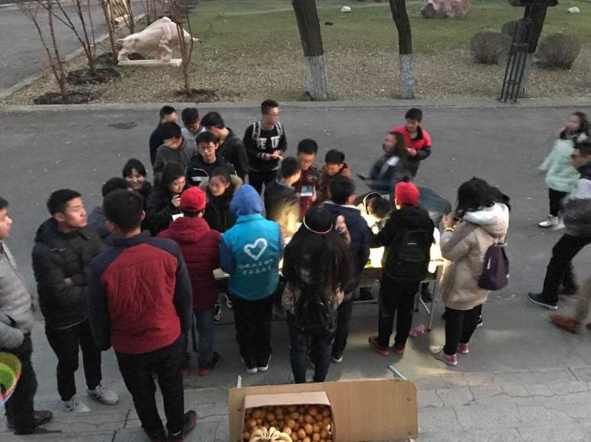 校园举行“青艾荧光夜跑”活动 校园举行“青艾荧光夜跑”活动